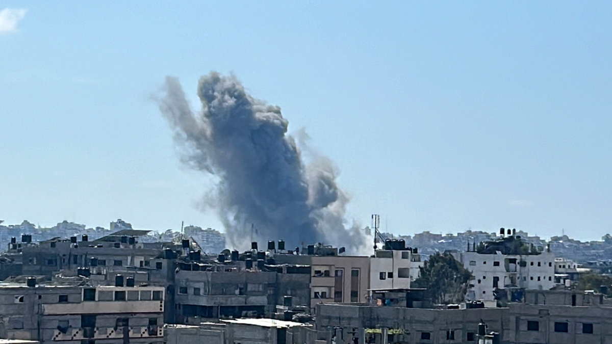 Rök stiger efter en israelisk attack mot Gazaremsan. Arkivbild.