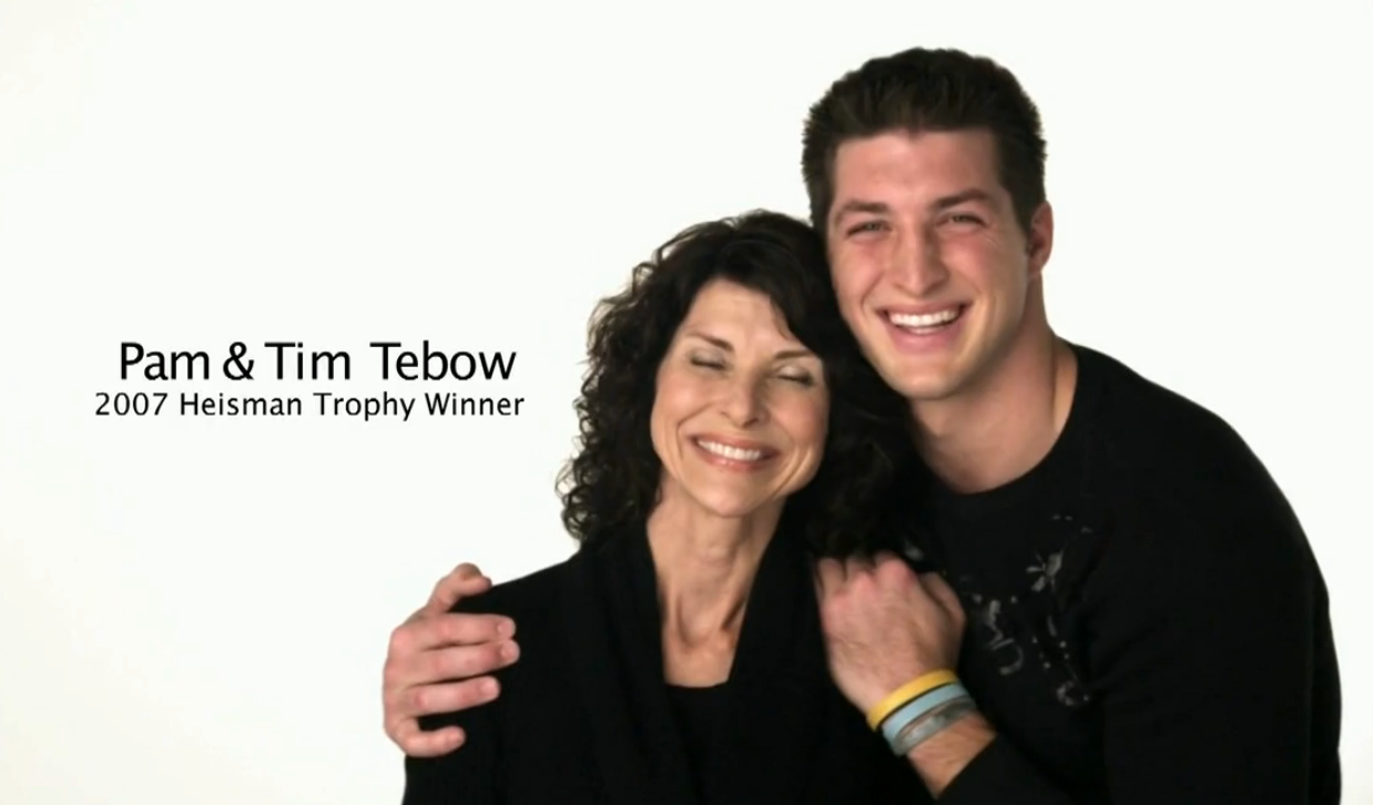 Tim Tebow står och kramar om sin kära mor. Gulashsoppa!
