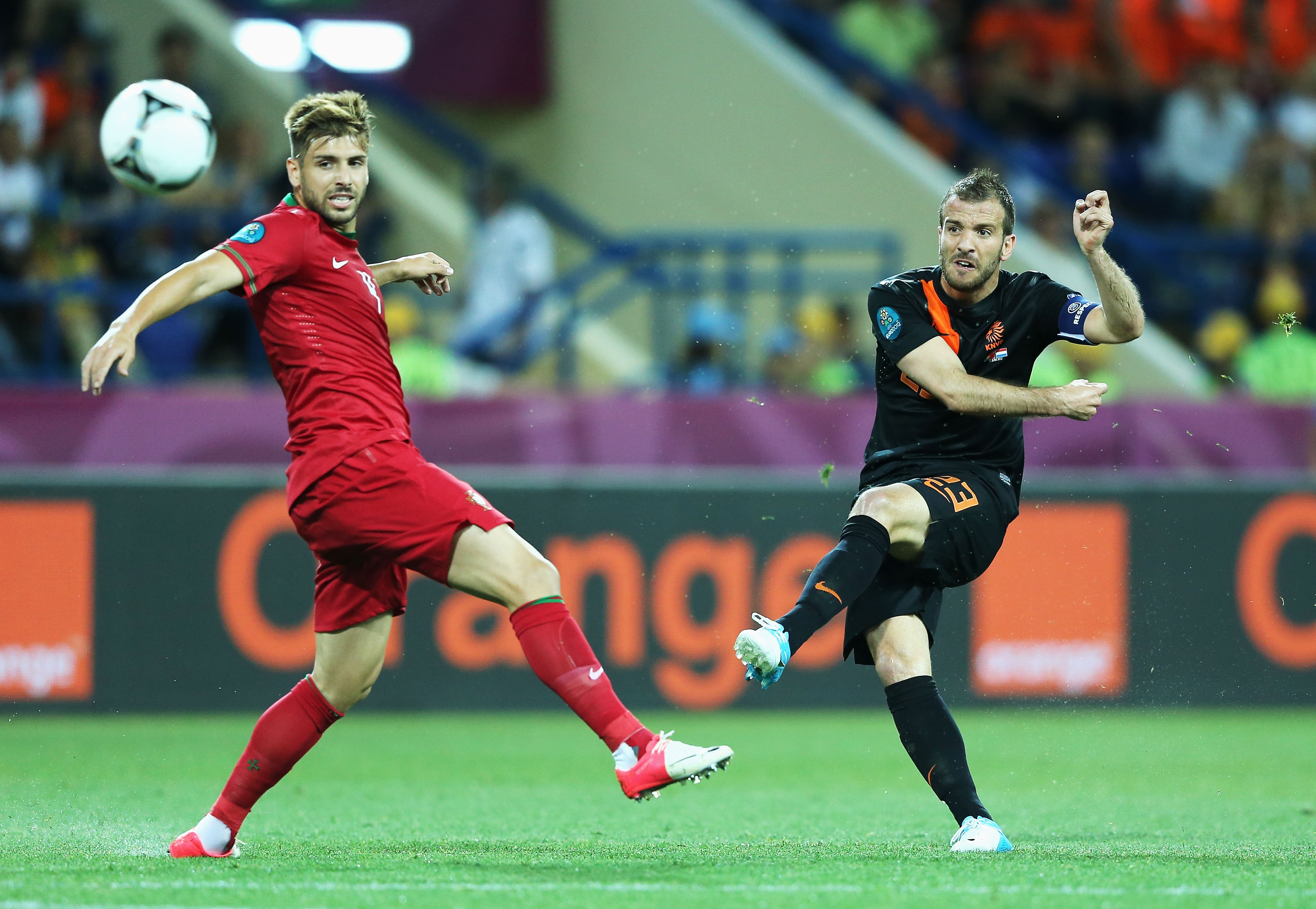 Rafael Van der Vaart sätter 1–0 för Holland.