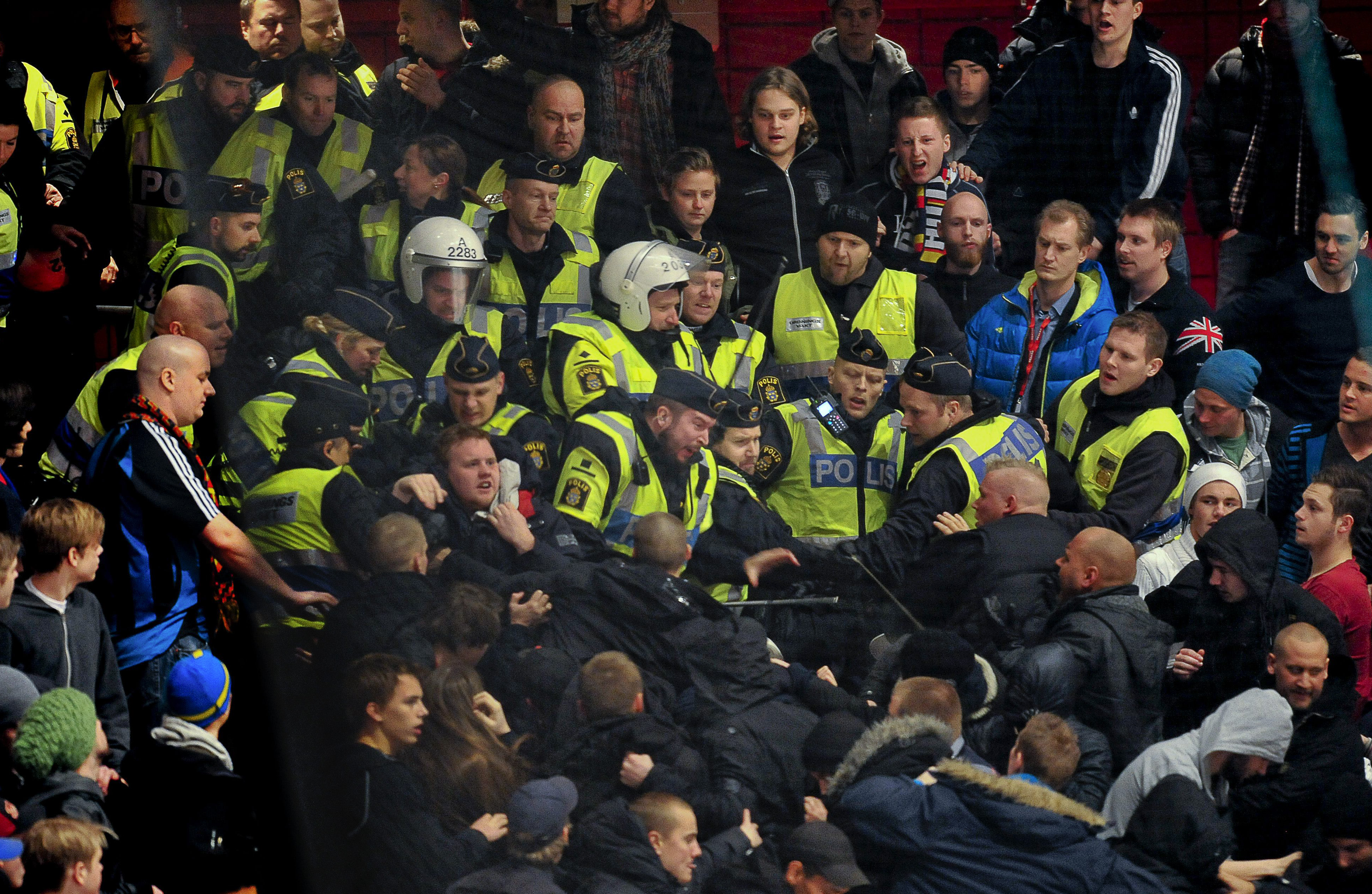 Polisen försöker forcera bort fans från Globens trappor.