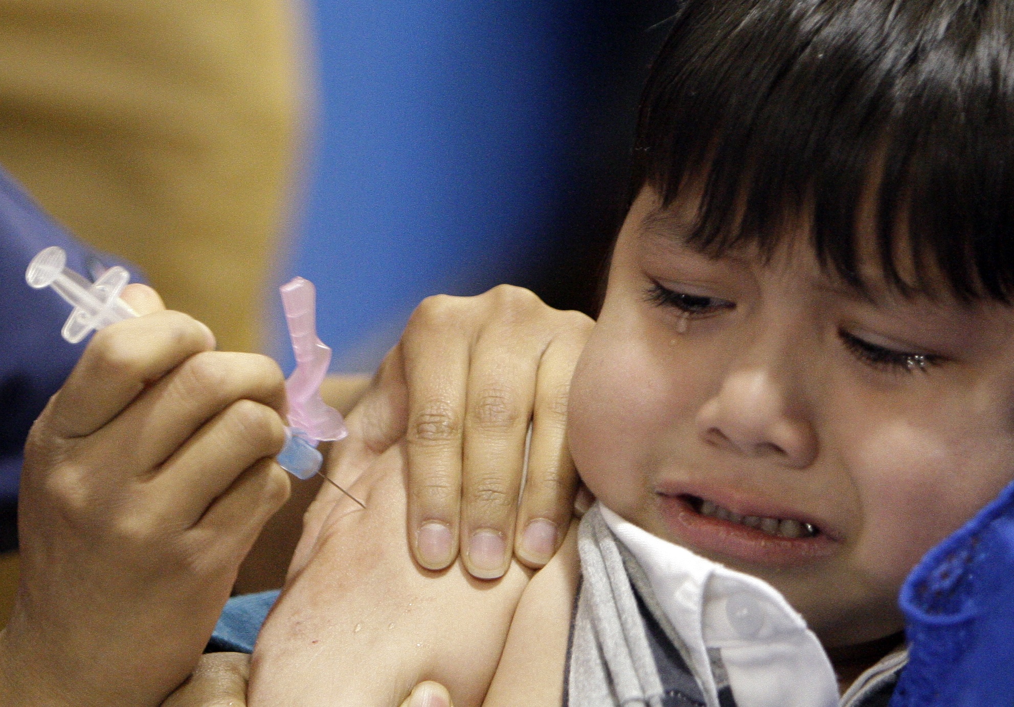 Många barn har insjuknat efter att ha tagit vaccinsprutan mot svininfluensan.