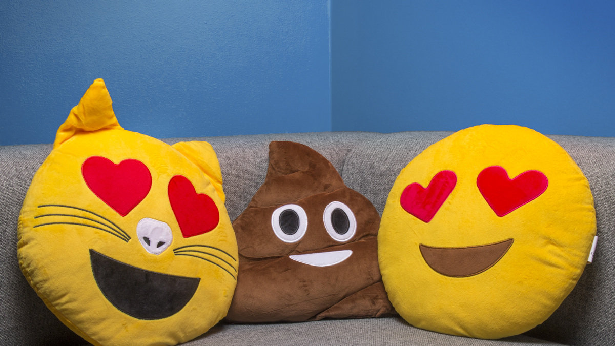 Förgyll soffan med de här gosiga emojikuddar.