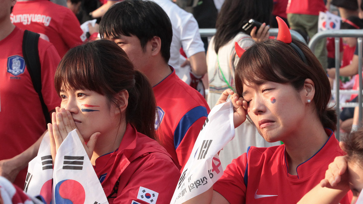 Sydkoreanska supportrar grät efter landets uttåg ur VM. 