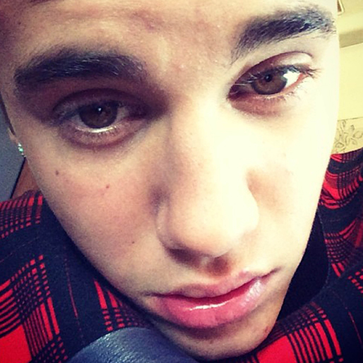 Justin Bieber ser aningen trött ut efter allt turnerande. Justin Bieber ser aningen trött ut efter allt turnerande.