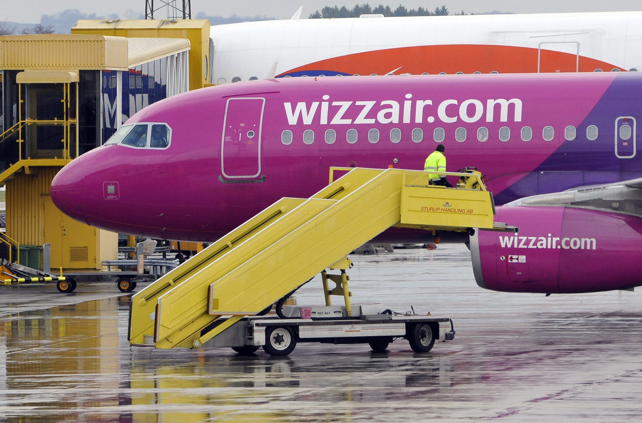 Wizzair är ett lågprisflygbolag som i Sverige trafikerar Göteborg City Airport, Malmö-Sturup flygplats och Stockholm-Skavsta flygplats.