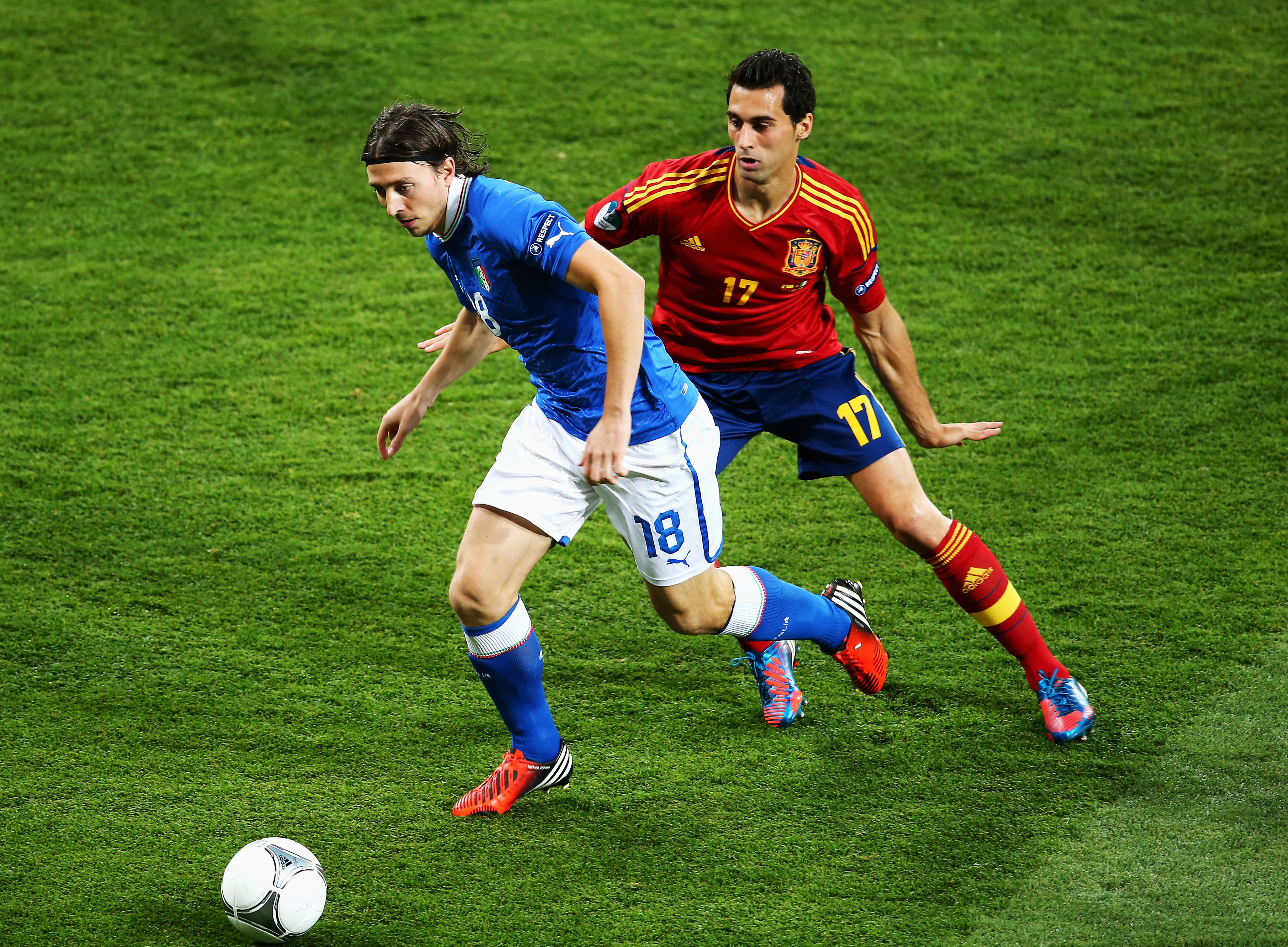 Montolivo jagas av Arbeloa. Montolivo jagas av Arbeloa.