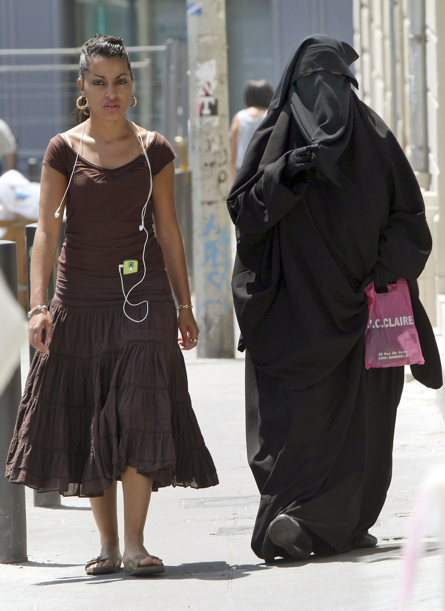Kvinnan till höger begår brott genom sin klädsel.