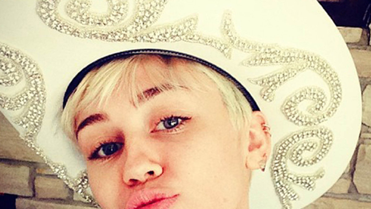 Miley Cyrus fick en hatt från Madonna. 