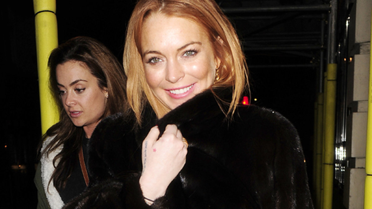 Lindsay Lohan lämnar en restaurang i London. 