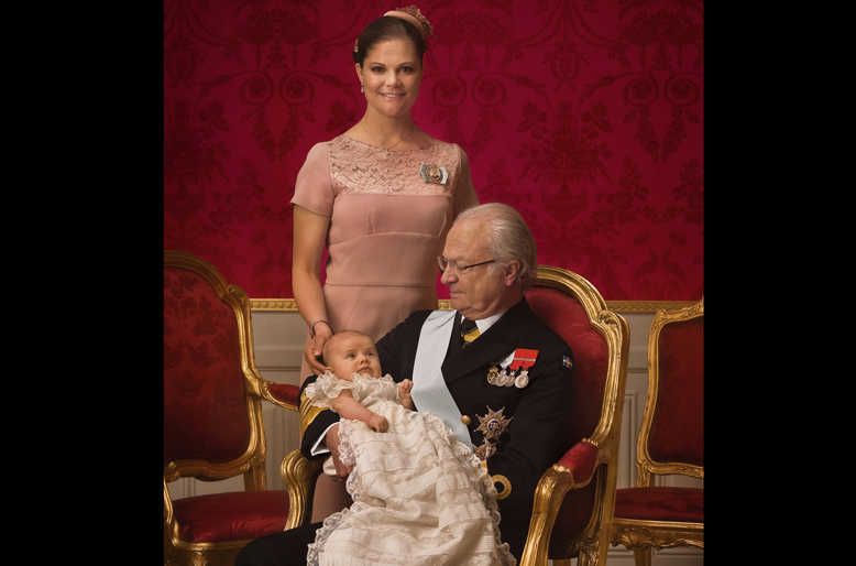 Carl Gustaf är en van jägare och medan kronprinsessan Victoria förför kameralinsen passar kungen på att bedöma tyngden på sin senaste fångst.