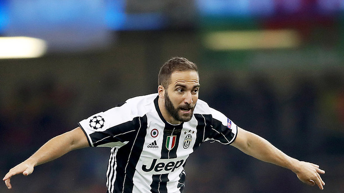 Juventus cashade upp 815 miljoner kronor för att sno Higuain från ligakonkurrenten Napoli. 