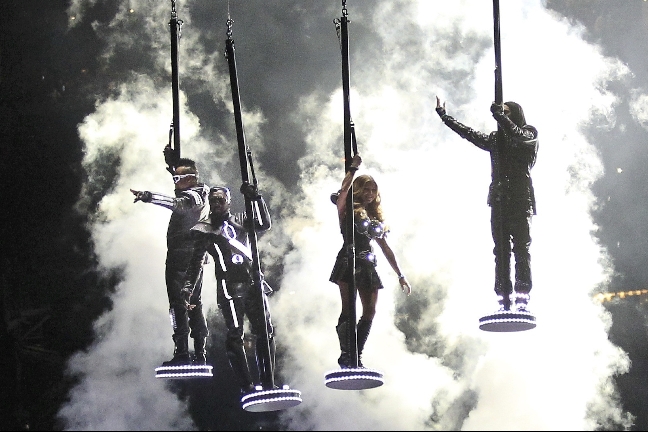 I halvtid var det som det sig bör en gigantiskt show av nästan episka proportioner. Här uppträder Black Eyed Peas.