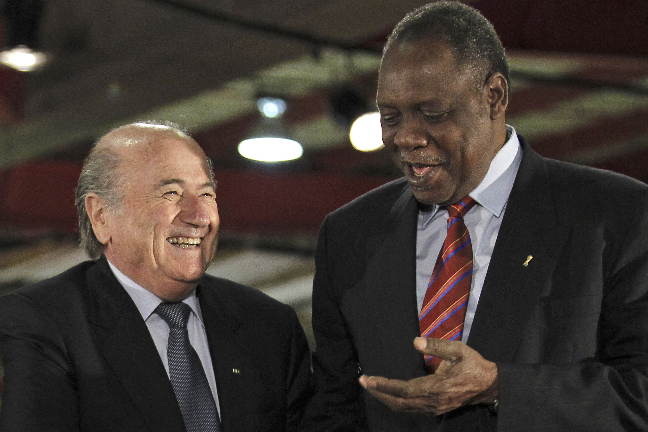 Blatter tillsammans med den mutdömde Issa Hayatou.