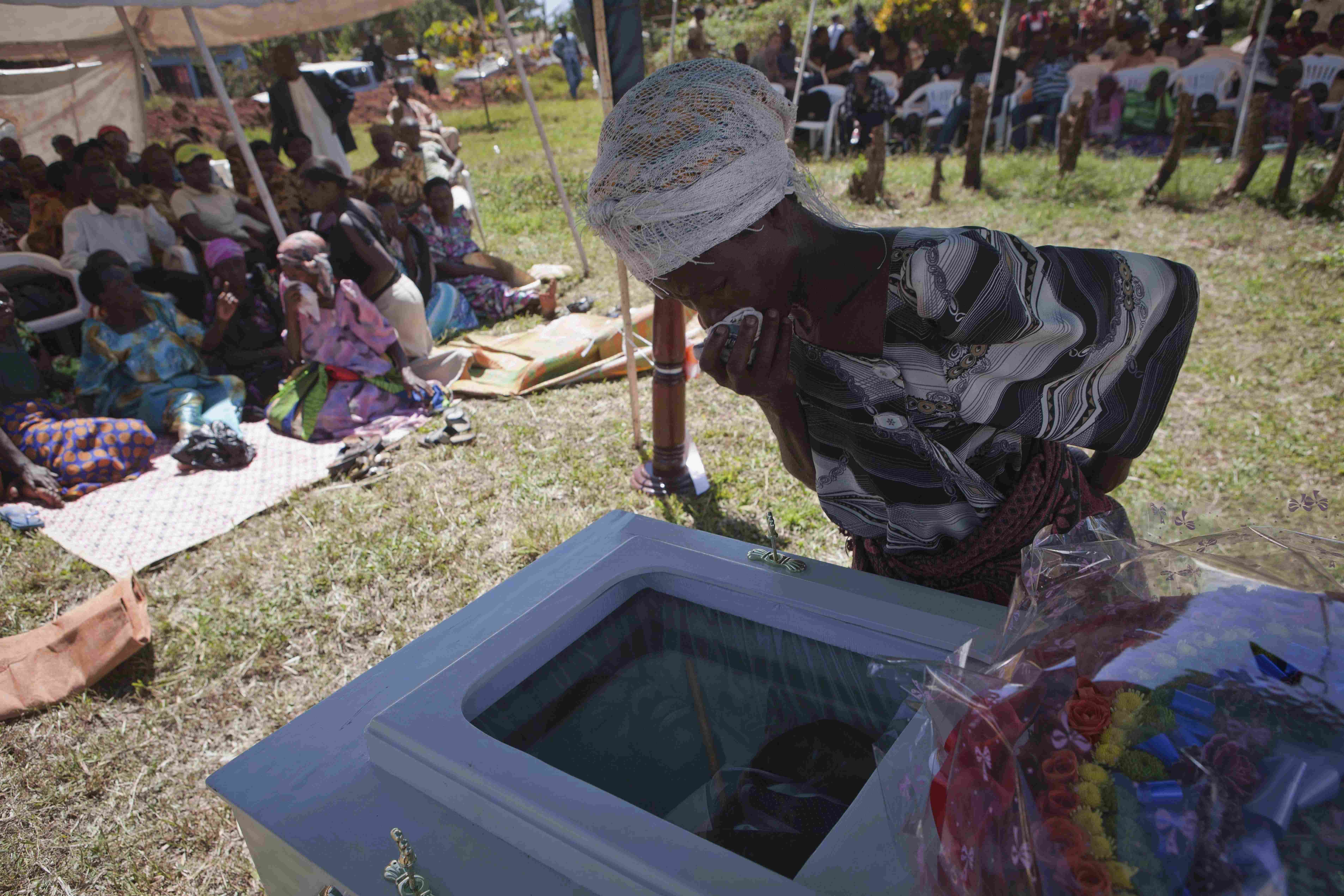 En kvinna sörjer den mördade gayaktivisten David Kato på hans begravning.
