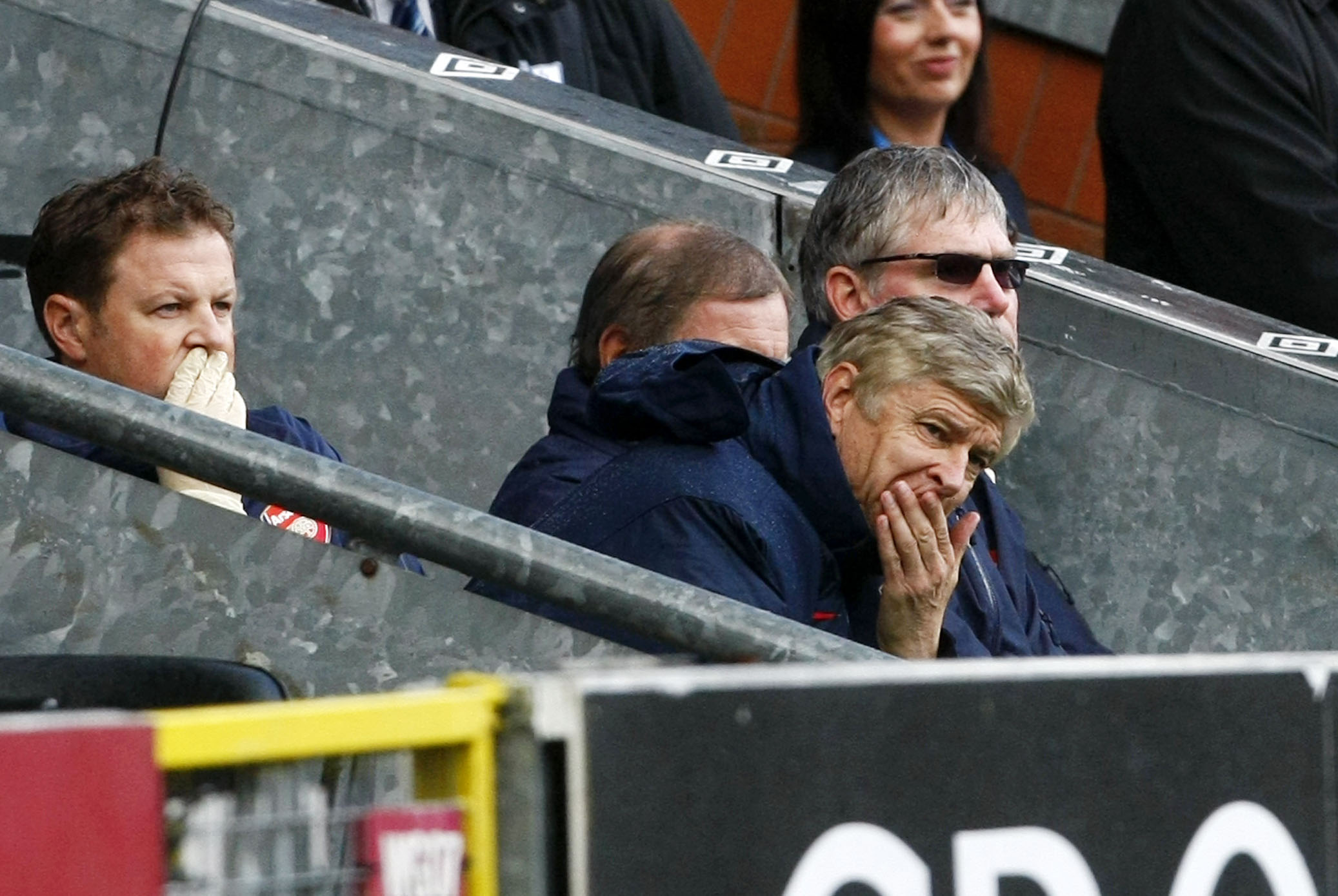 Bedrövad Arsene Wenger på Arsenals avbytarbänk.
