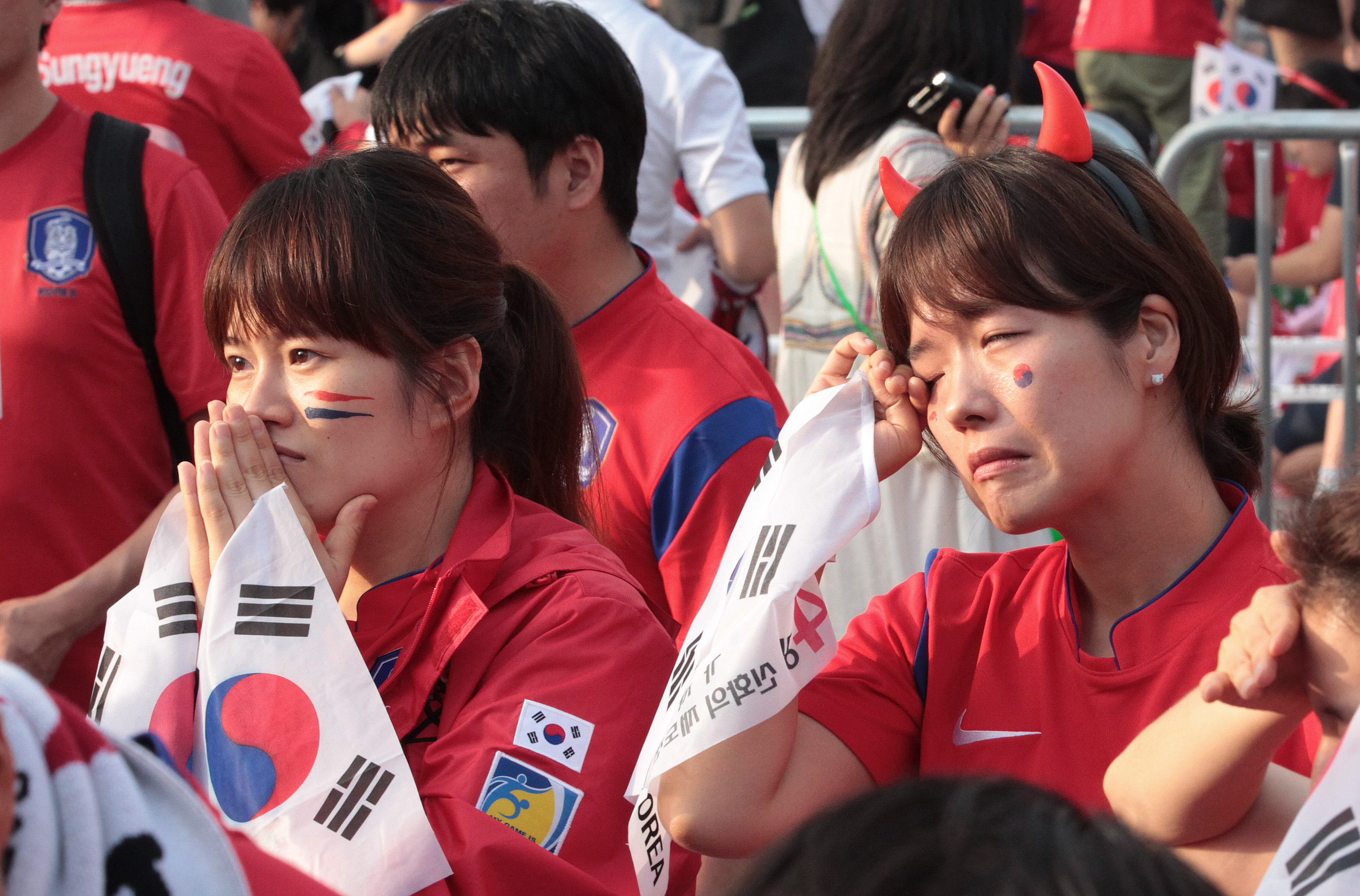 Sydkoreanska supportrar grät efter landets uttåg ur VM. 