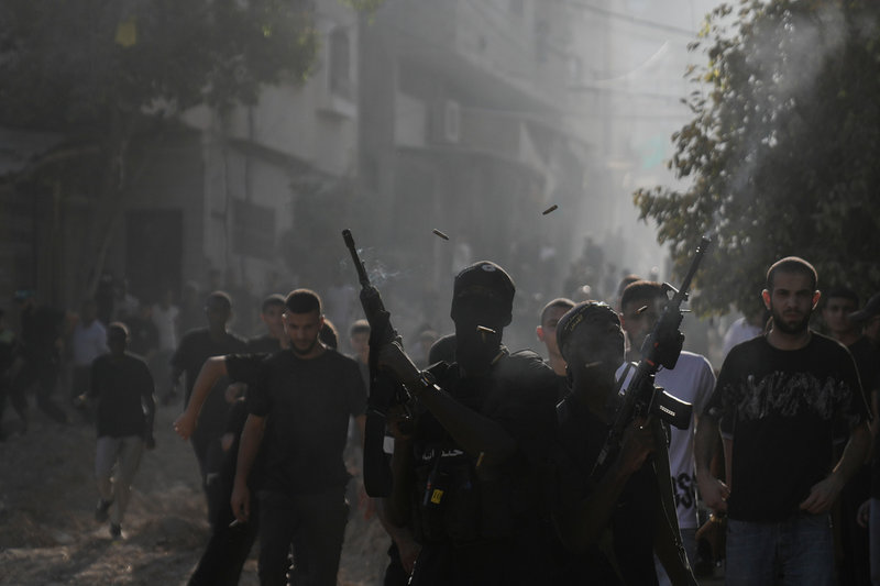 Män avfyrar vapen i luften vid en begravning för tre palestinier som dödades i ett israeliskt flyganfall mot Tulkarm på Västbanken, i torsdags förra veckan.
