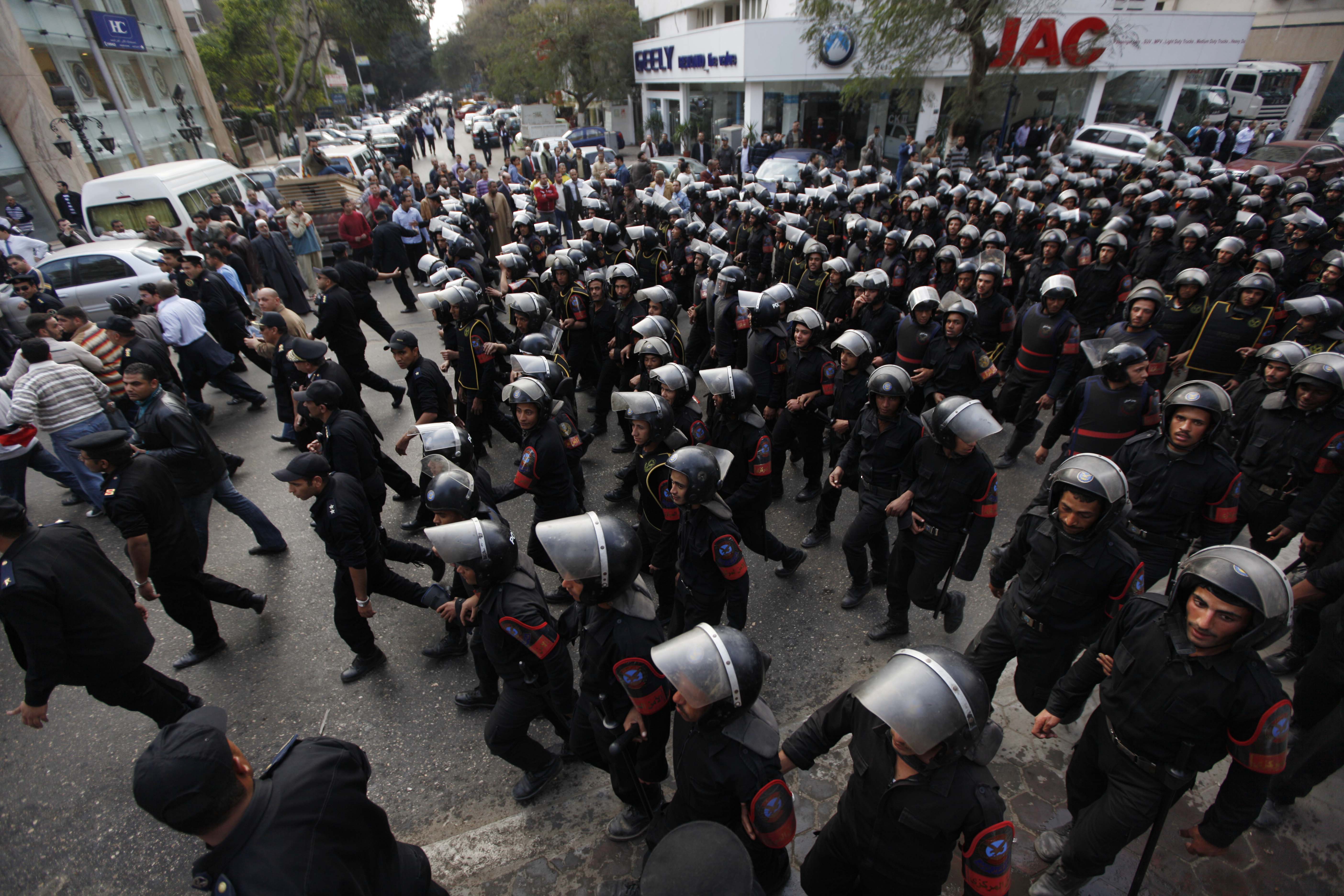 Egyptisk polis rör sig mot demonstranter i Kairo.