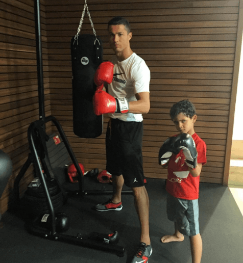 Boxning! Kul för hela familjen? Bra cardio i alla fall. Boxning! Kul för hela familjen? Bra cardio i alla fall.