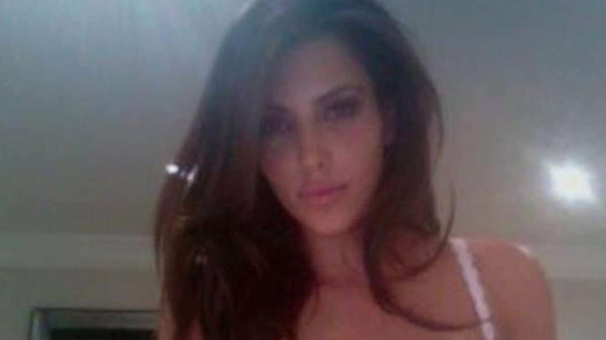 Kim Kardashian tar en selfie.