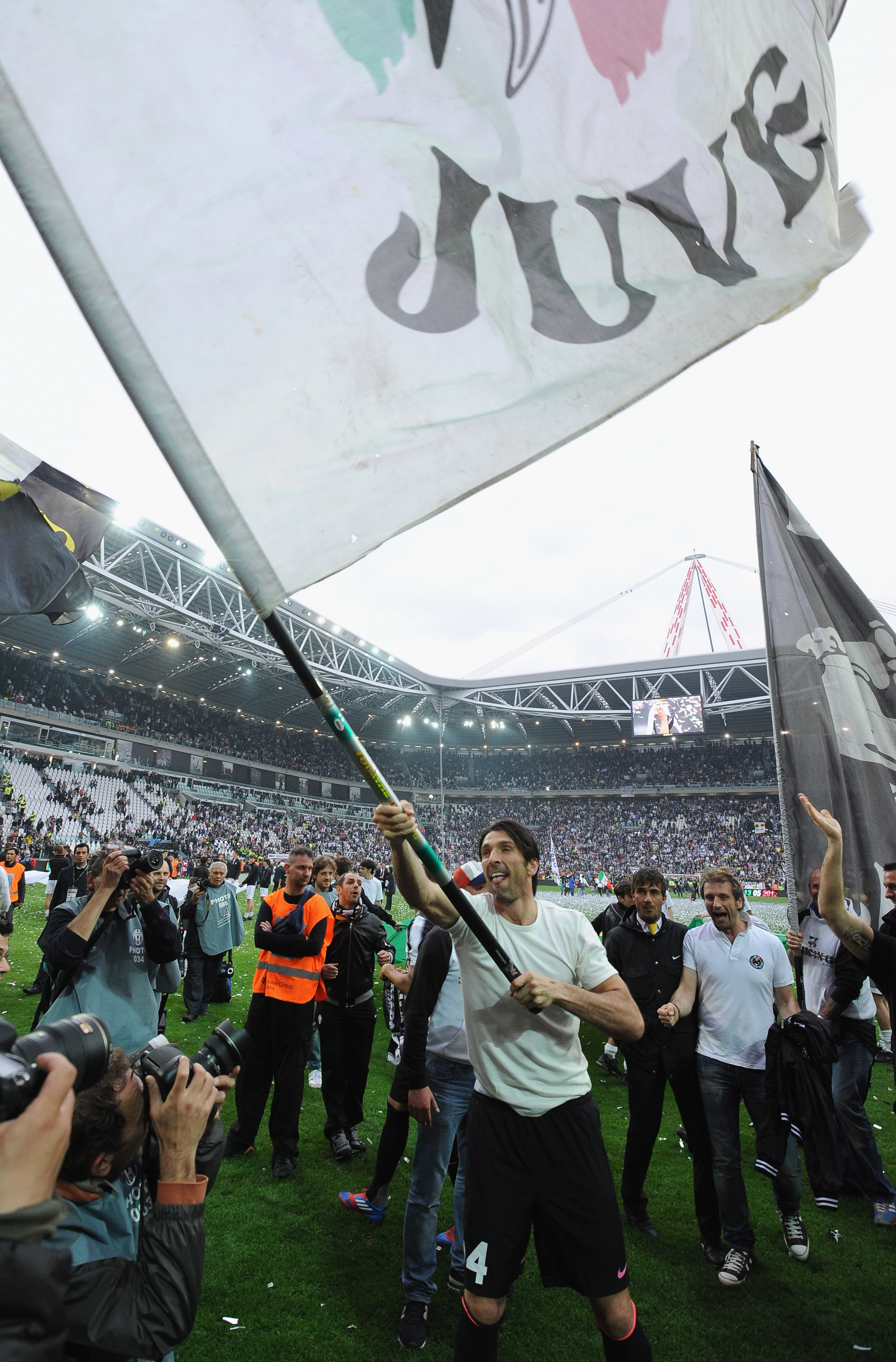 Gianluigi Buffon viftade med en stor flagga.