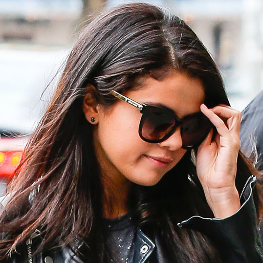 Selena Gomez kör svart och guld. Selena Gomez kör svart och guld.