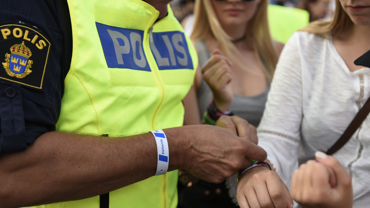 På Bråvallafestivalen delar polisen ut armband i en kampanj mot sexuella ofredanden. 