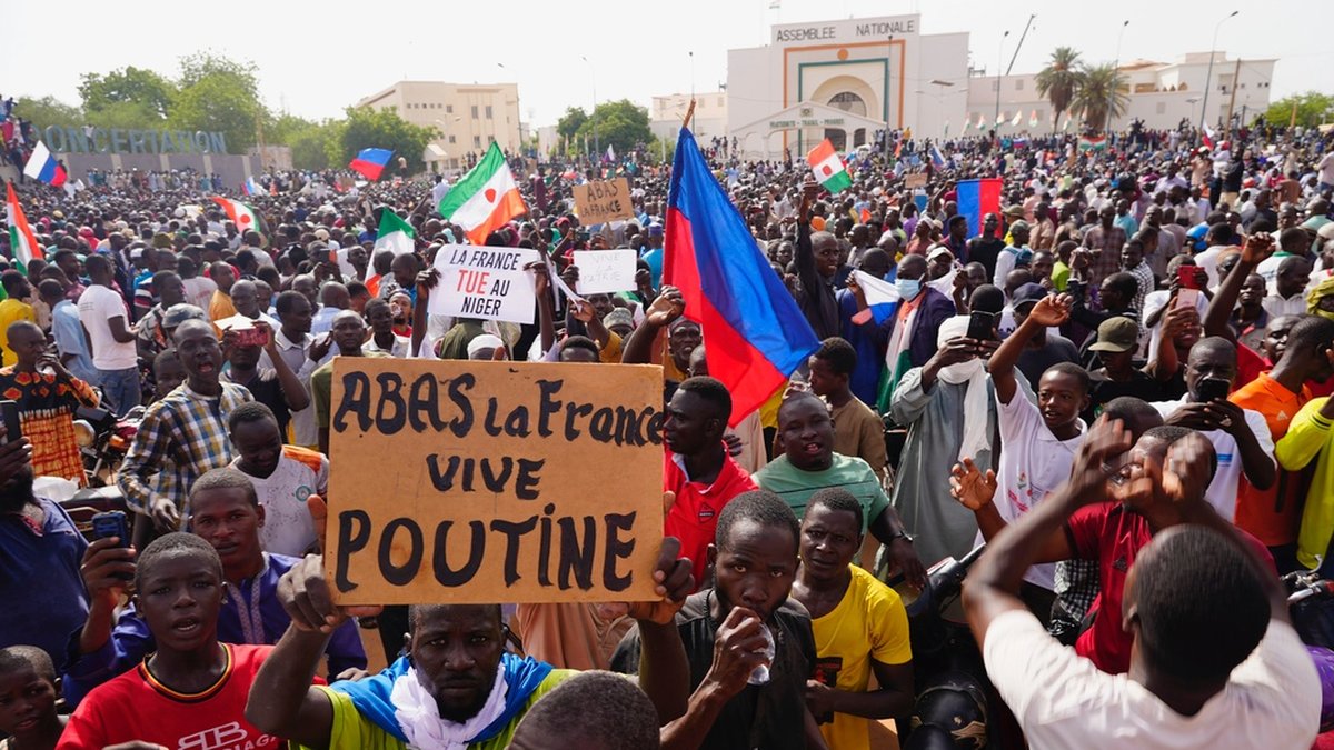'Ner med Frankrike, leve Putin', står det på ett plakat vid en demonstration till stöd för militärjuntan i Niger i söndags.