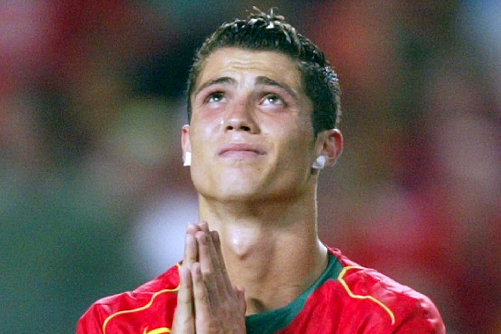 Ronaldo ber till högre makter och ögonen tåras efter en missad målchans i EM 2004. Portugisen klarar inte av att förlora, menar lagkamraten Raul Meireles.
