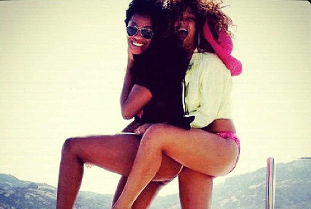 Rihanna har roligt med sin väninna under lite välbehövlig semester 2012. Rihanna har roligt med sin väninna under lite välbehövlig semester 2012.