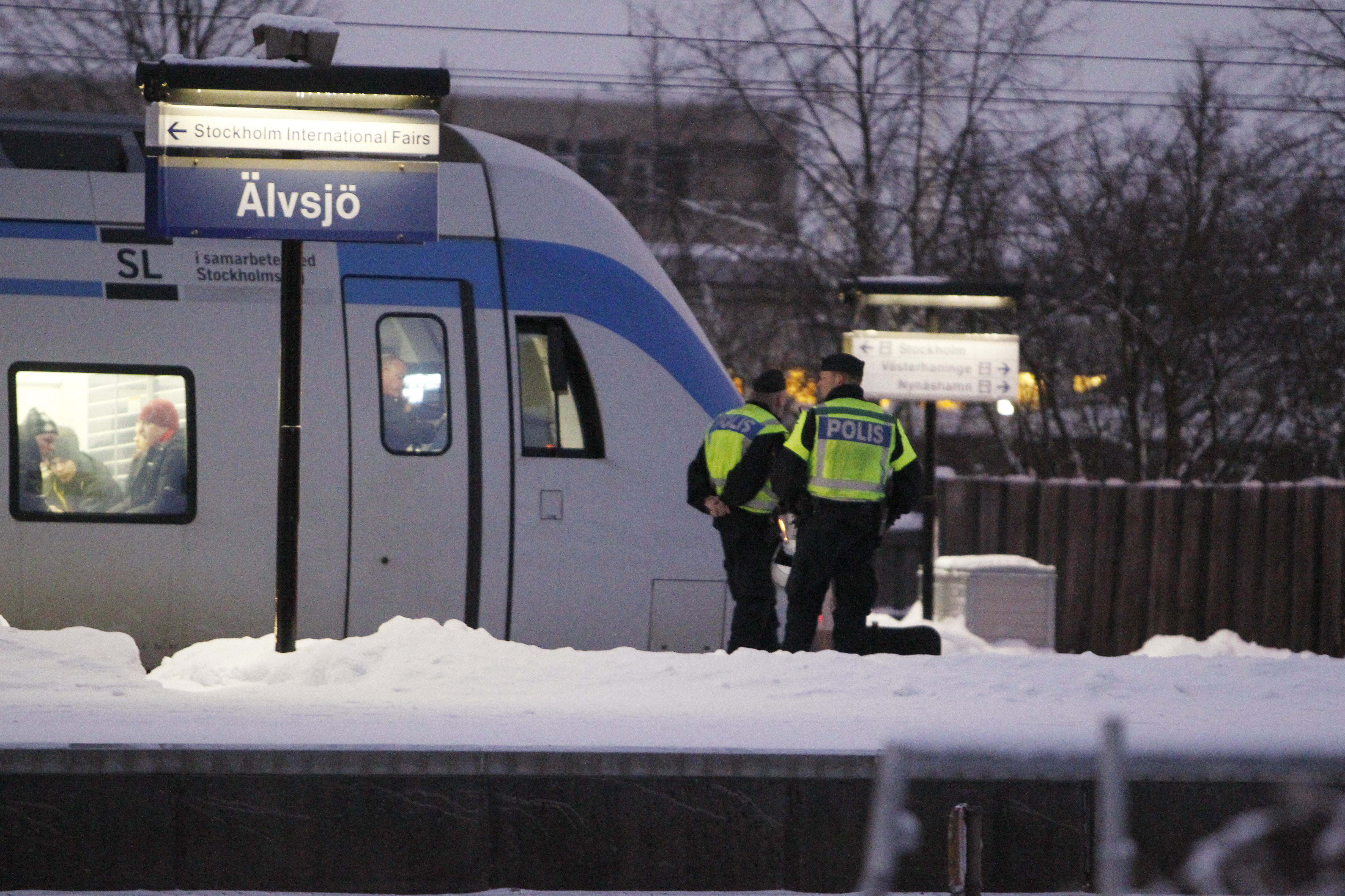 En av kvinnorna våldtogs i närheten av Älvsjö station.