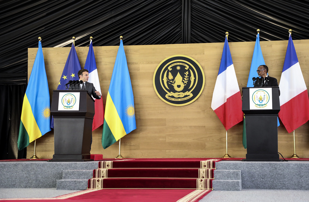 Frankrikes president Emmanuel Macron och Rwandas president Paul Kagame vid en gemensam presskonferens i Rwandas huvudstad Kagame 2021. Arkivbild.