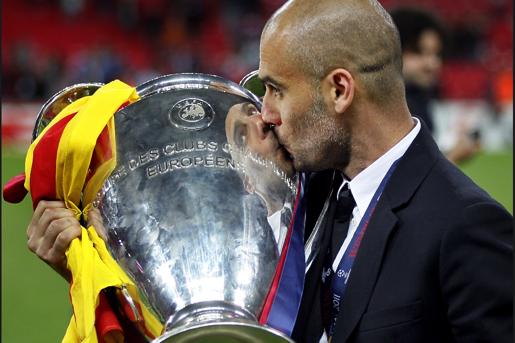 Guardiola kysser pokalen efter att ha vunnit Champions Leauge finalen mot Manchester United 2011.