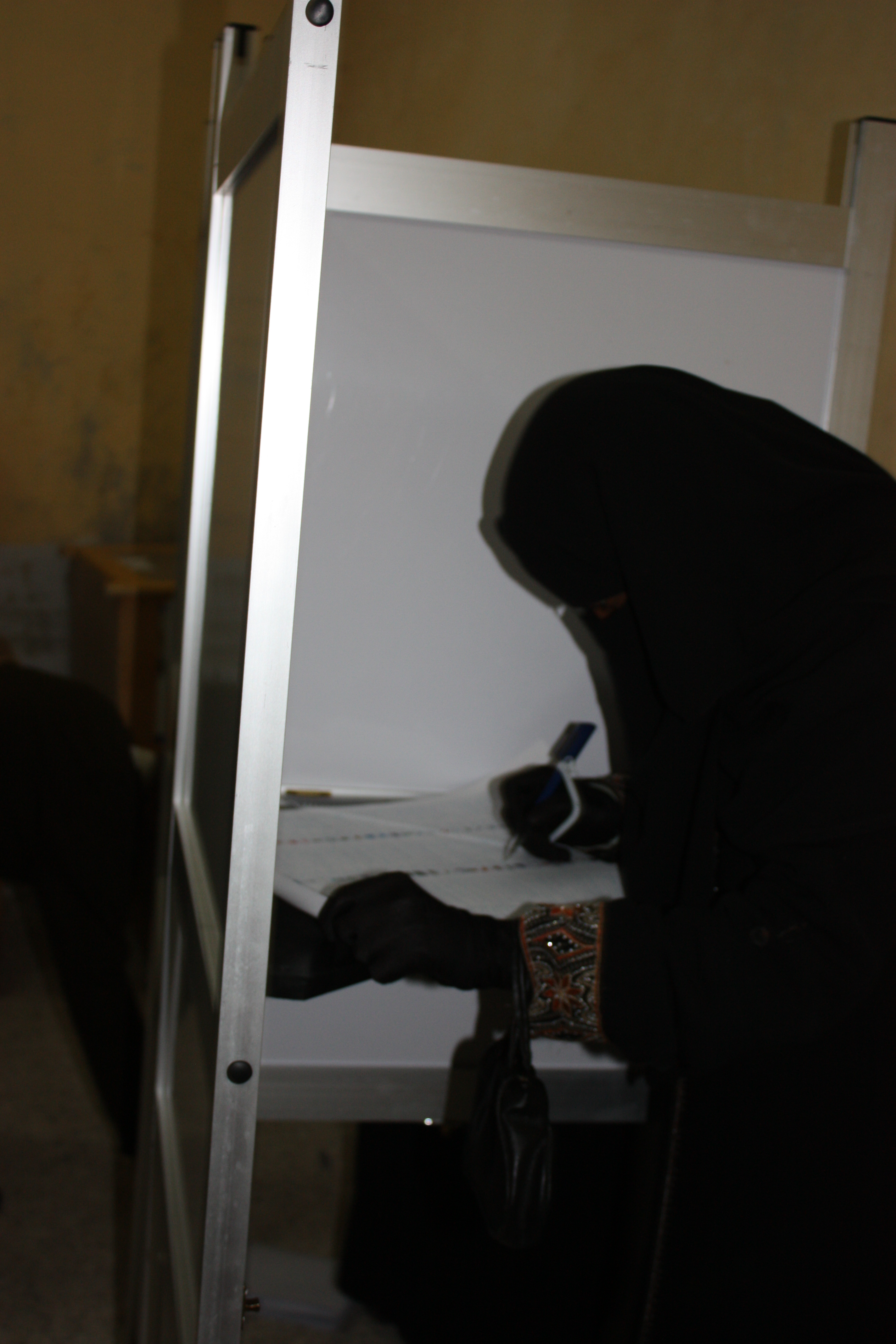 En kvinna i Niqab röstar i valets andra omgång i Aswan. Befolkningen i dessa områden är starkt konservativa, vilket visade sig i valresultatet.  