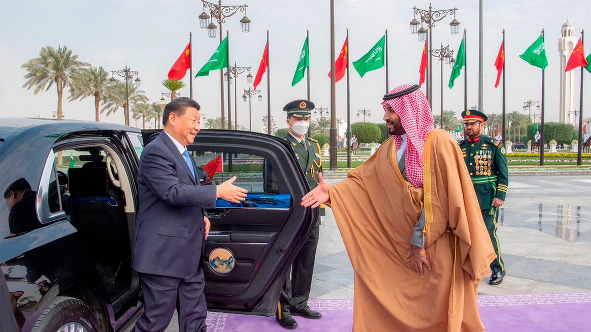Kinas president Xi Jinping skakar hand med Saudiarabiens kronprins tillika premiärminister Mohammed bin Salman i Riyad på torsdagen.