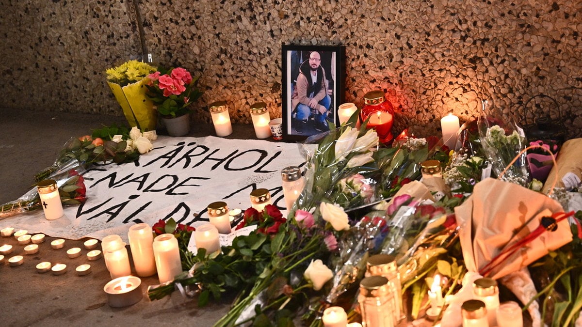Blommor och ljus vid gångtunneln efter mordet i Skärholmen.