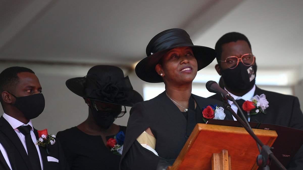 Tidigare presidenthustrun Martine Moise talar vid begravningen för sin mördade make i juli 2021. Arkivbild.