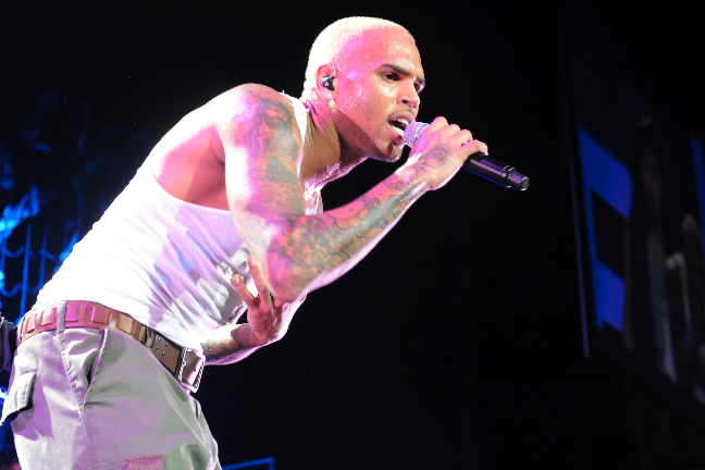 Chris Brown började sin våldsamma "karriär" med att misshandla Rihanna brutalt. Därefter slog han sönder en loge då en programledare frågade om misshandeln.