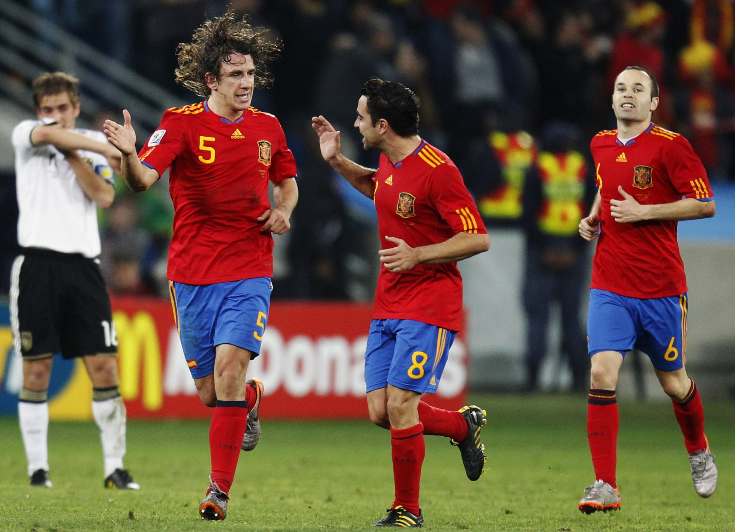 Xavi tillsammans med spanska landslagskamraten Carles Puyol.