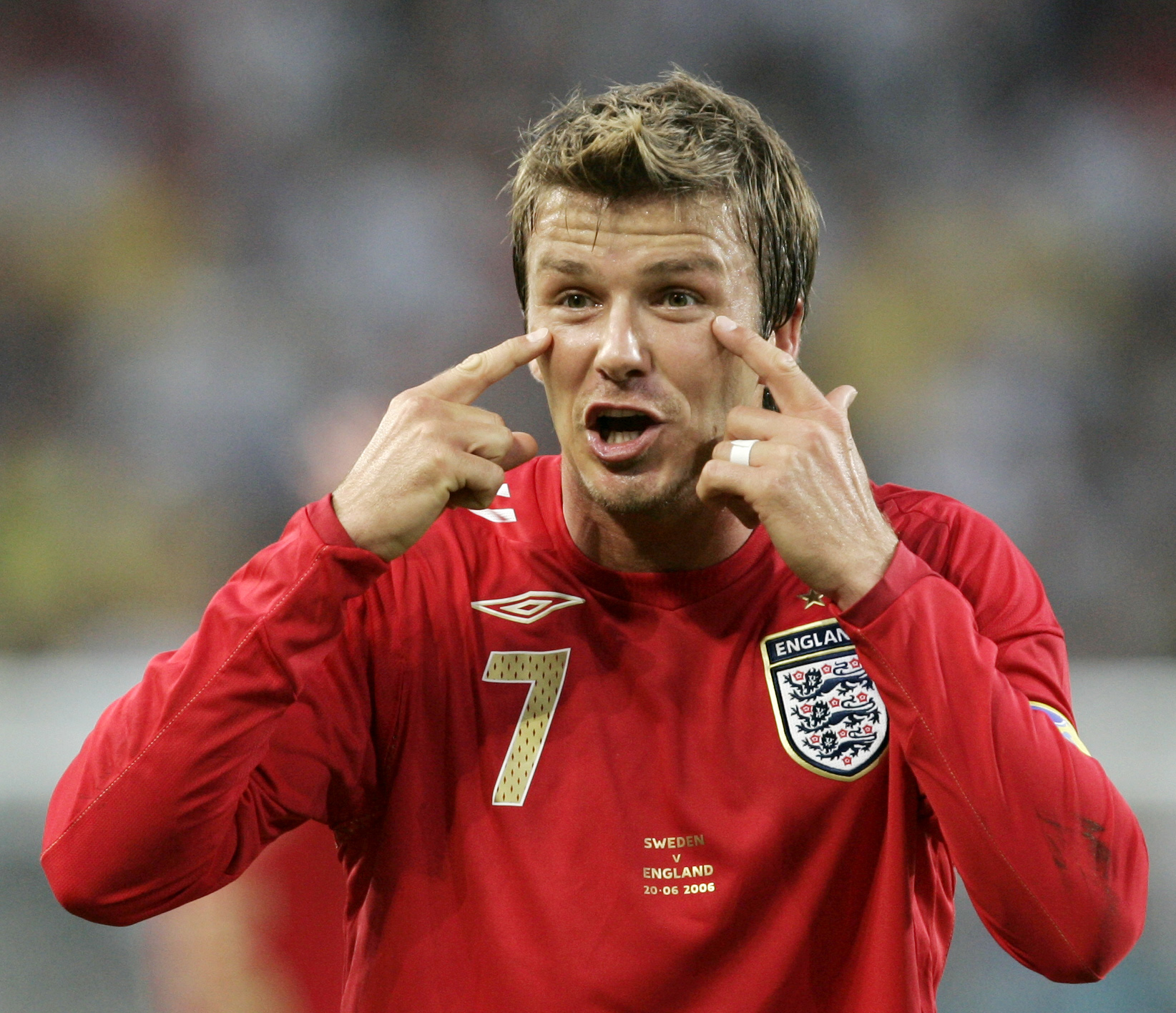 Beckham kallar på domarens uppmärksamhet i VM-matchen mot Sverige 2006. Beckham kallar på domarens uppmärksamhet i VM-matchen mot Sverige 2006.