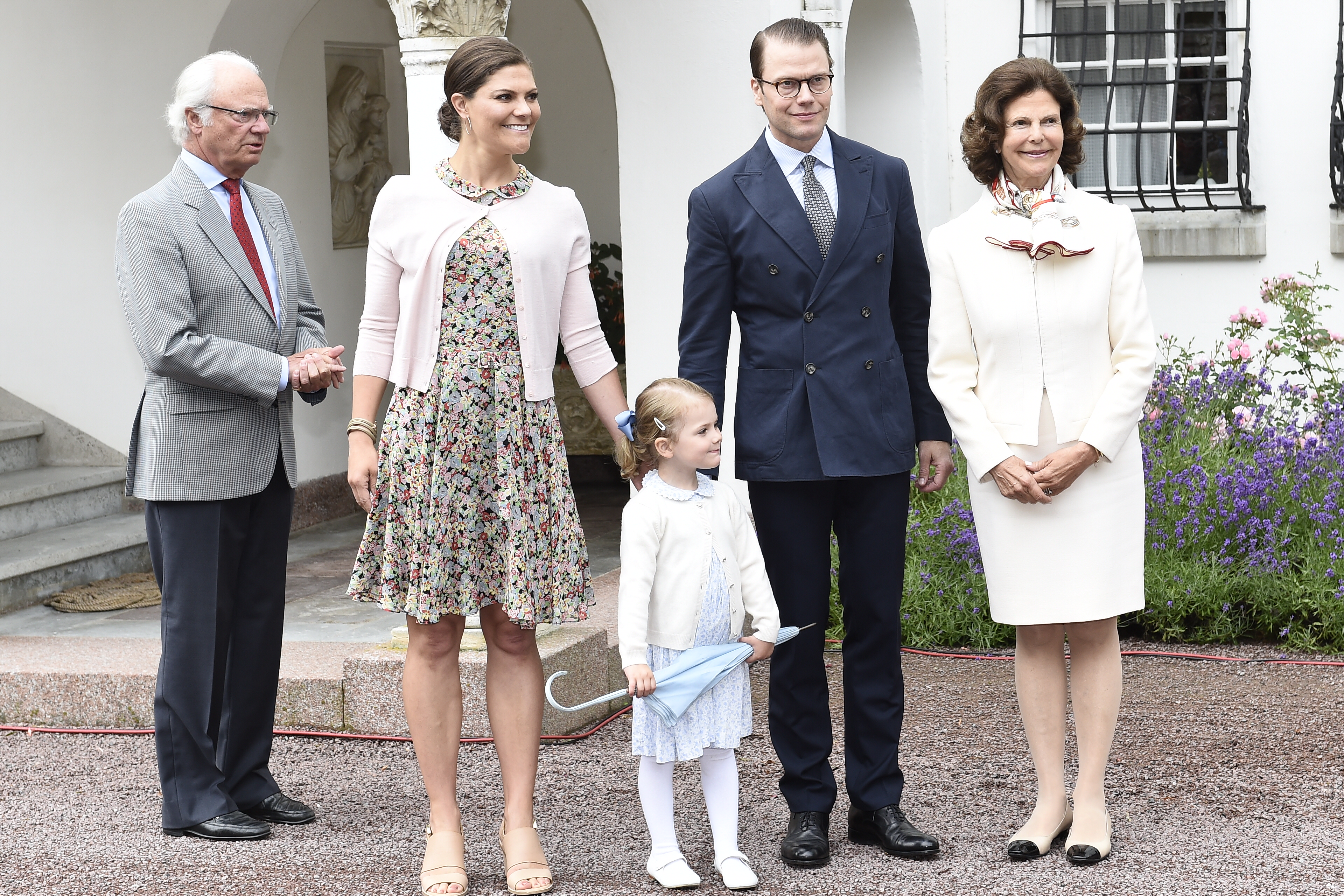 Familjefoto med morfar och mormor. Familjefoto med morfar och mormor.
