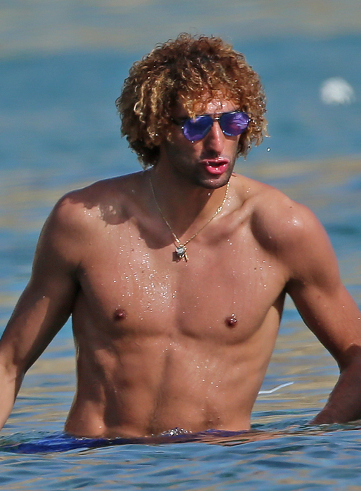 Manchester United-spelaren Marouane Fellaini tar ett dopp i Ibiza. Manchester United-spelaren Marouane Fellaini tar ett dopp i Ibiza.
