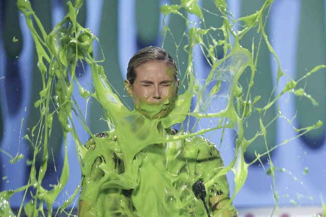 Stjärnorna stod på lång rad för att ta sig an röda mattan före Kid's Choice Awards. Men själva galan blev något helt annat än vad Heidi Klum planerat. En enkelt prisutdelning förvandlades till en rejälv dusch. Spana in de hetaste bilderna från galan här. Stjärnorna stod på lång rad för att ta sig an röda mattan före Kid's Choice Awards. Men själva galan blev något helt annat än vad Heidi Klum planerat. En enkelt prisutdelning förvandlades till en rejälv dusch. Spana in de hetaste bilderna från galan här.