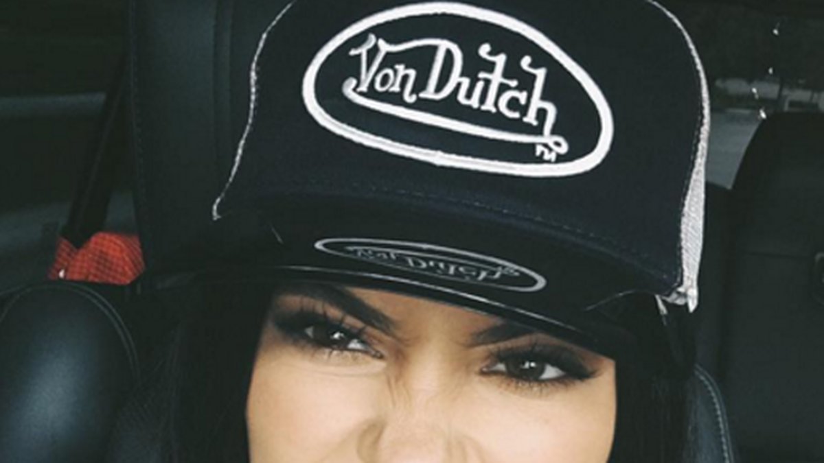 Kylie Jenner försöker hypa Von Dutch-kepsen igen...Vi är inte övertygade. 