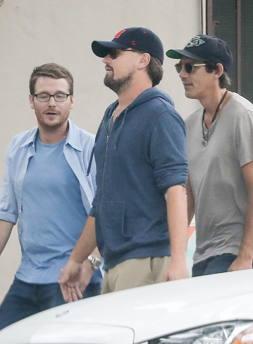 Leonardo DiCaprio och hans kompisar lämnar en teaterföreställning i Kalifornien. Leonardo DiCaprio och hans kompisar lämnar en teaterföreställning i Kalifornien.