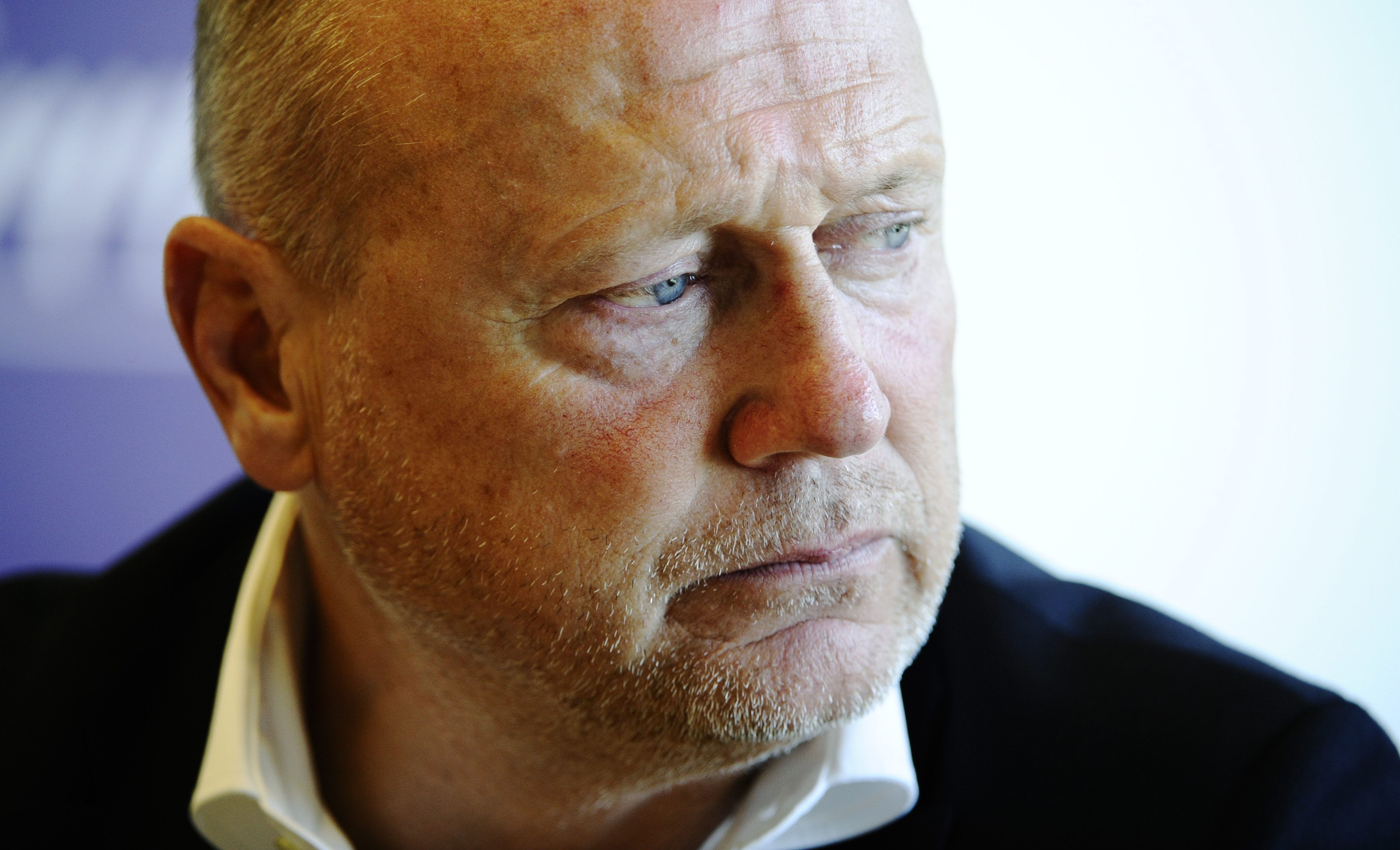 Sören Åkeby rasar på domarteamet efter matchen mot AIK.