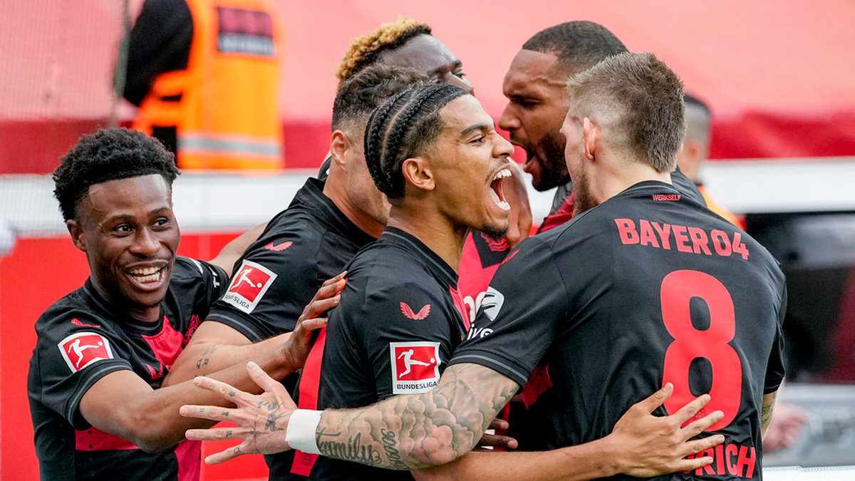 Bayer Leverkusen firar ett av målen i segern mot Werder Bremen som säkrade Bundesligatiteln.