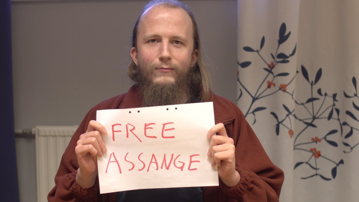 Gottfrid valde att tacka Wikileaks Julian Assange, som också skrev "Free anakata" (Gottfrids internetalias) på en lapp. Bilden har skickats till Nyheter24 av Gottfrids familj.