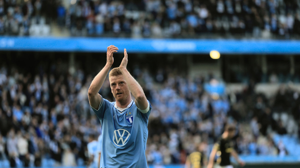 Malmö FF:s Anders Christiansen tackar publiken efter sin comeback och storklubbens seger mot AIK.