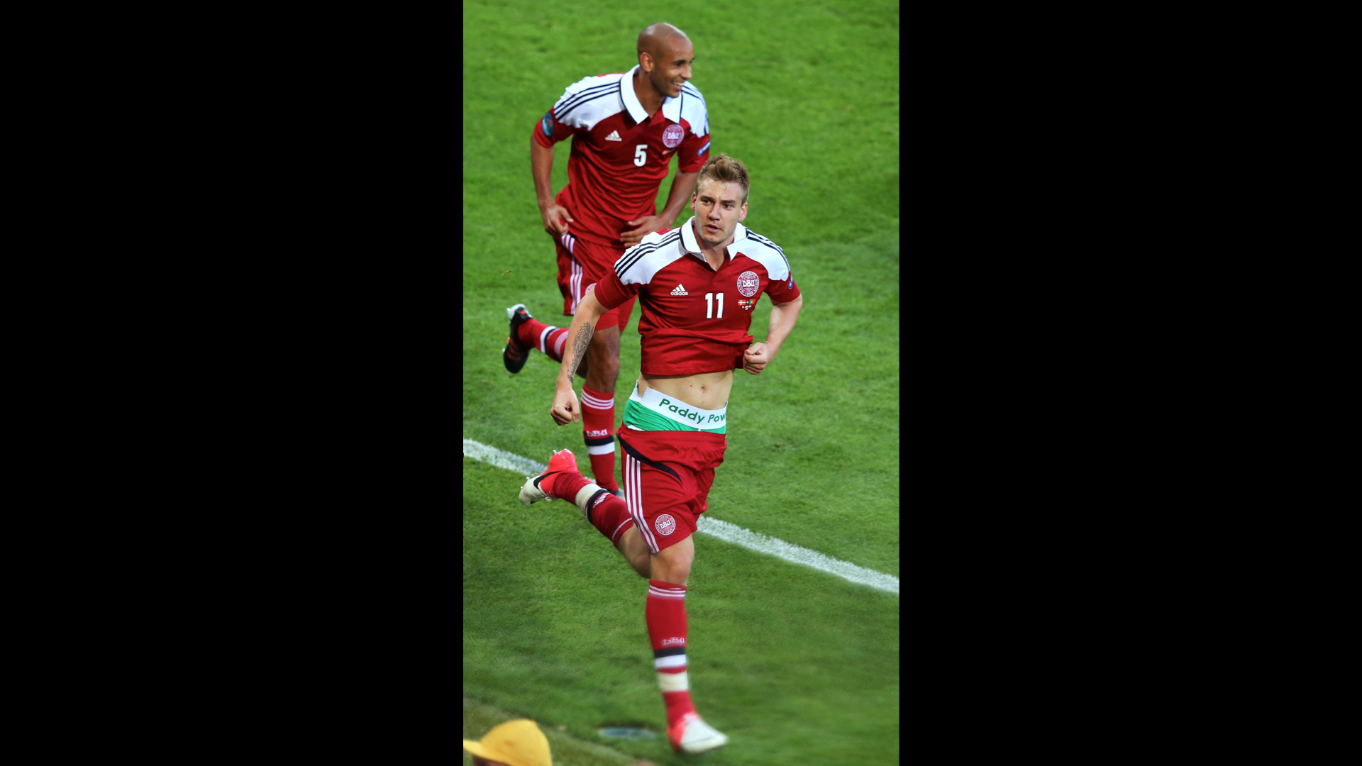 Bendtner lyckades sätta dit sitt andra mål för kvällen och passade på att visa kalsongerna.